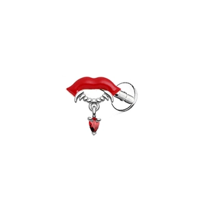 Detailansicht eines Vampir-Lippenpiercings mit rotem Herz-Edelstein und Silberzähnen