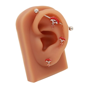 Detail von Lippen-Piercing-Set mit Tropfen-Kristall auf Silikon-Ohrmodell