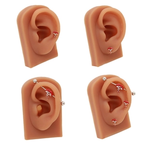 Detalles de joyas de oreja con labios rojos y circones rosas en modelo de silicona
