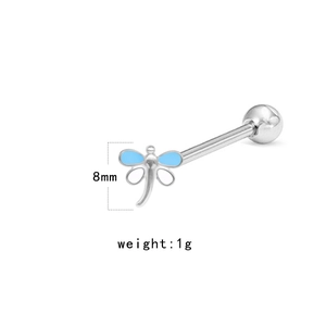 Détail macro du piercing langue libellule de 8mm avec émail bleu et boule acier