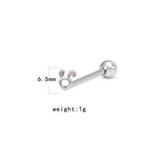Détail d'un piercing de langue lapin argenté aux oreilles roses affichant 6.5mm et 1g de poids