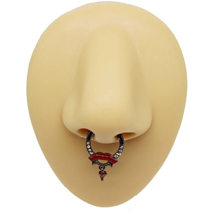 Makro-Detail eines schwarzen Punk-Septum-Rings mit rotem Lippen-Anhänger und Herz-Juwel