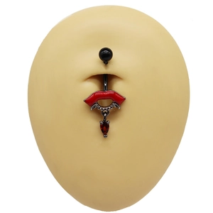 Detail eines schwarzen Bauchnabelpiercings mit roten Lippen und Tropfenanhänger am Modell