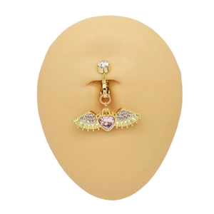 Detail van roze hart navelclip met gouden vleugels op een siliconen model