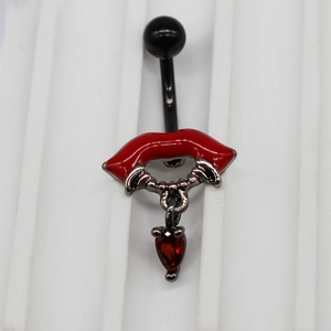 Detail eines Bauchnabelpiercings mit roten Emaille-Lippen, Flügeln und Zirkonia-Tropfen