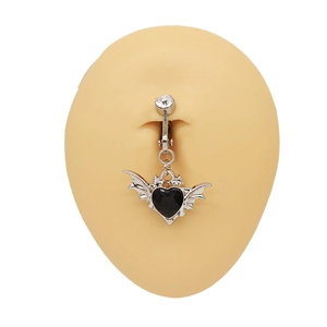 Gothic navelpiercing met zwart hart en vleermuisvleugels en heldere zirkoon steen