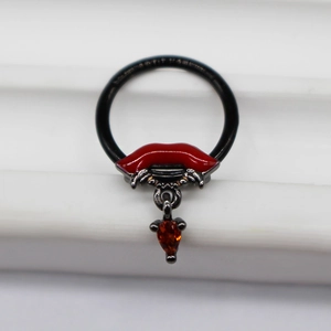 Detailansicht der gotischen Vampirlippen-Piercing mit rotem Zirkon-Wassertropfen