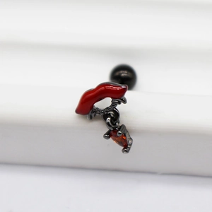 Detail von Piercingschmuck mit roten Lippen, orangefarbenem Zirkon und schwarzem Finish