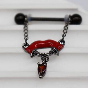 Detail von Gothic Nippel-Piercing mit roten Vampirlippen und Zirkon-Tropfen