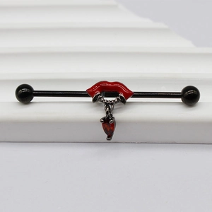 Industrial Barbell Detail mit schwarzen Fledermausflügeln roten Lippen und Edelstein