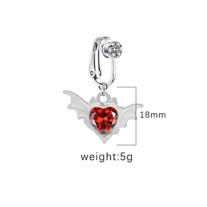 Detail van gothische vleermuis navelclip met rood hartvormig kristal, 18 mm hoog