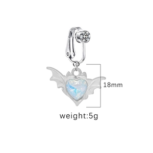 Macro-opname van gotische vleermuisvleugel hart hanger clip-on oorbel, 18mm breed en 5g zwaar