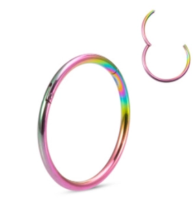 Dettaglio di un anello a segmento in titanio arcobaleno con cerniera per piercing