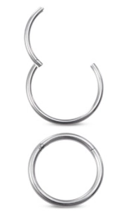 Dettaglio dell'anello clicker in titanio con apertura a cerniera per piercing naso o labbro