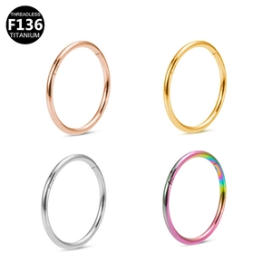 Dettaglio anelli in titanio F136 senza filo in oro, oro rosa, argento e arcobaleno
