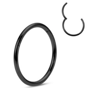 Anello piercing a segmento nero in titanio per naso, labbra e orecchie su fondo bianco