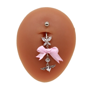Nahaufnahme vom Herz-Bauchnabelpiercing mit rosa Seidenschleife und Glitzer-Schmetterling