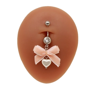 Makroaufnahme Bauchnabelpiercing mit rosa Seifenschleife, Herzperle und klarem Zirkon