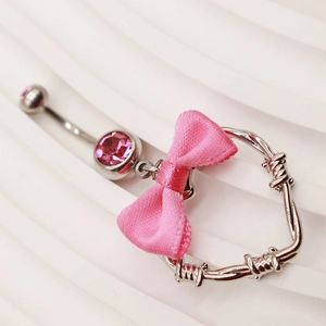 Makroaufnahme von Bauchnabelpiercing mit rosa Schleife und Stacheldraht-Herz