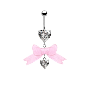 Nahaufnahme vom Bauchnabelpiercing mit herzförmigem Zirkon und rosa Schleife