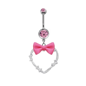 Detail eines Bauchnabelpiercings mit rosa Stoffschleife und Drahtgitter-Herz
