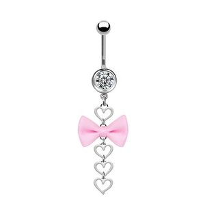 Detail von Bauchnabelpiercing aus Chirurgenstahl mit rosa Schleife und Herzkette