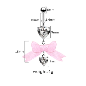 Detailansicht Bauchnabelpiercing mit Herz-Zirkonia, rosa Schleife und Maßangaben