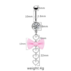 Detail von rosa Schleife Bauchnabelpiercing mit Herzanhängern und weißen Zirkonias