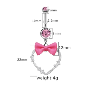 Detailansicht vom rosa Schleifen-Bauchpiercing mit Herzanhänger und Maßen