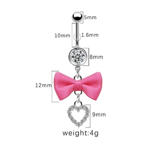 Bauchnabelpiercing aus Silber mit rosa Schleife, klarem Zirkon und Herzanhänger auf Weiß