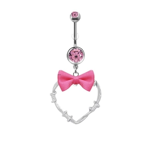 Silberner Bauchnabelpiercing mit rosa Herzanhänger, Strass und Stoffschleife auf Weiß