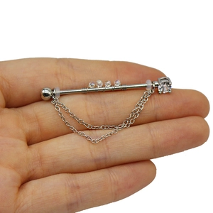 Piercing industriale con zircone chiaro, perline sfumate e nappine a catena in acciaio