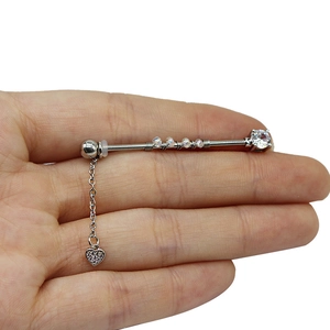 Piercing industrial in acciaio chirurgico con catenina e ciondolo a cuore scintillante
