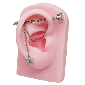 Piercing industriale in argento con freccia, catenine pendenti e ciondolo a farfalla