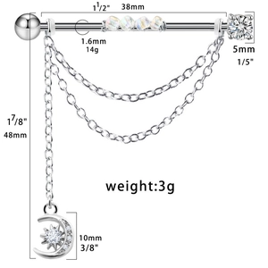 Dettaglio del piercing industriale argento 38mm con pendenti a luna stella e doppie catene