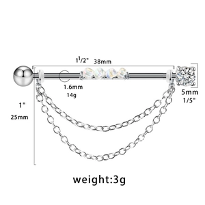 Dettaglio piercing industriale da 38mm con perle arcobaleno, catena e zircone