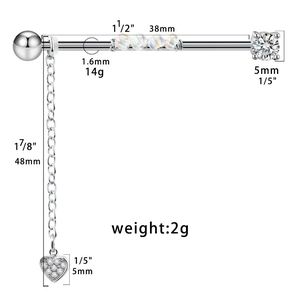 Dettaglio piercing industriale 38mm con catena a cuore, acciaio 14g e zircone