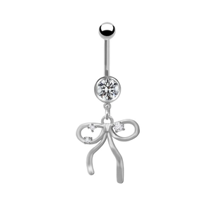 Dettaglio del piercing all'ombelico in argento con fiocco e pietre di zircone lucenti