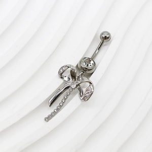 Dettaglio piercing ombelico argento con fiocco scintillante e nappa di zirconi brillanti