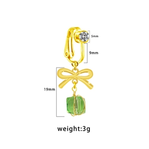 Dettaglio clip orecchio a fiocco con pietra quadrata verde e lunghezza di 19 mm