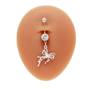 Dettaglio del piercing all'ombelico con fiocco d'argento e zircone su silicone
