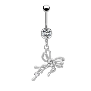 Dettaglio del piercing all'ombelico in argento con pendente a fiocco e zirconi