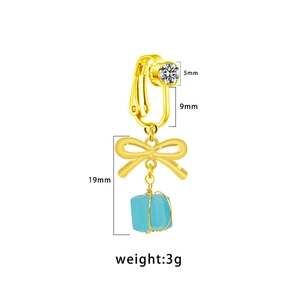 Dettaglio clip orecchio a fiocco con ciondolo cubo blu e dimensioni indicate 19mm 3g