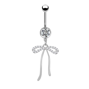 Dettaglio di un piercing all'ombelico in argento con fiocco e nappe in zircone lucido