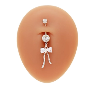 Dettaglio del piercing all'ombelico a fiocco d'argento con zirconi lucidi su modello in silicone