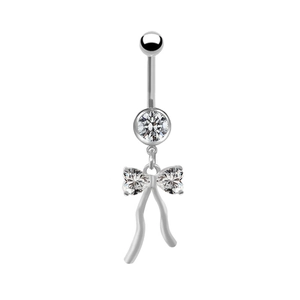 Dettaglio macro del piercing all'ombelico in argento con fiocco di zirconi a cuore