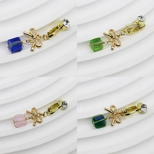 Eleganti orecchini a clip con fiocco in quattro colori placcati oro e con cristalli