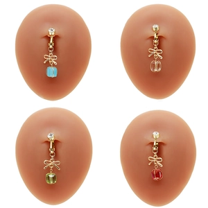Set di finti piercing per ombelico con fiocco e perle di zircone su modello in silicone