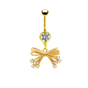 Dettaglio del piercing all'ombelico a fiocco oro champagne con cristalli lucidi