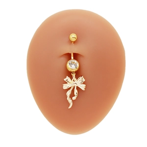Piercing ombelico a fiocco placcato oro con zircone rotondo su modello in pelle